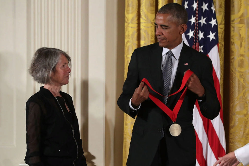 Президент Барак Обама вручает национальную медаль по гуманитарным наукам поэту Луизе Глюк во время церемонии в Белом доме 22 сентября 2016 года (Alex Wong / Getty Images)