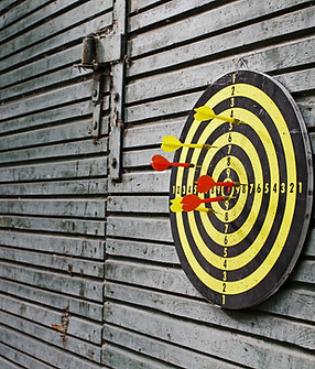 Dart in Dartscheibe auf Wand