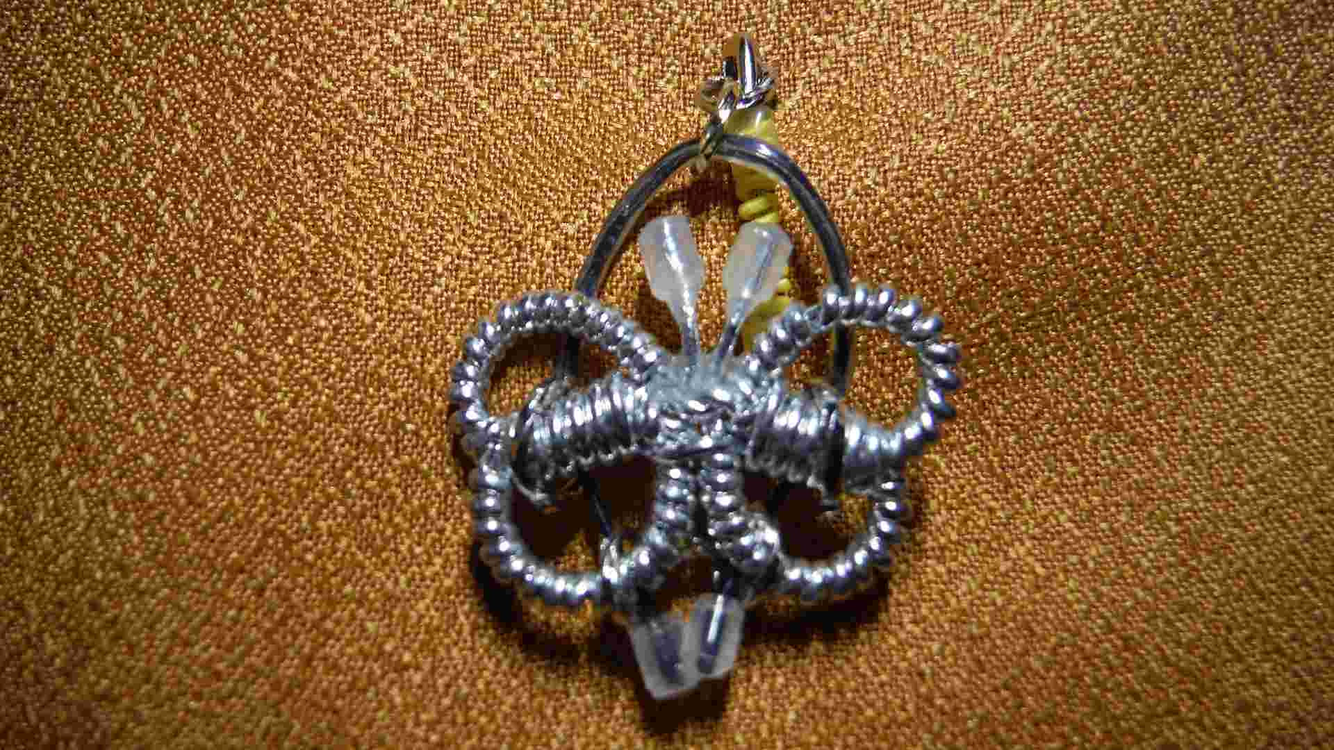 0-pieridae brooch a114