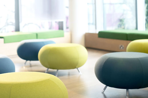 chaises noires et jaunes