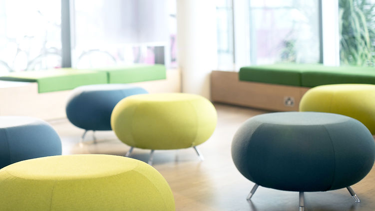 黑色和黃色的椅子