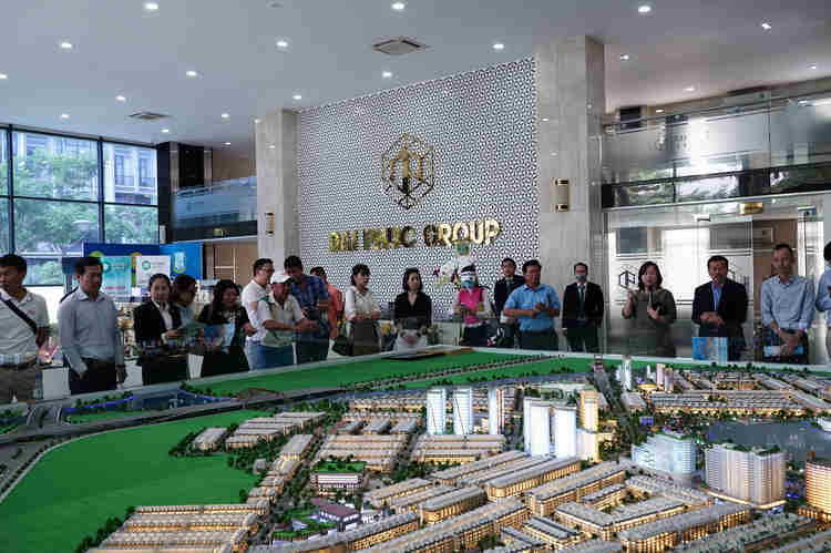 Khách hàng tham quan sa bàn Vạn phúc City