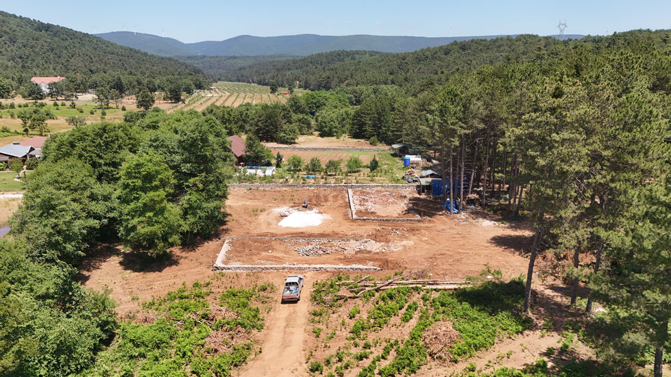 Yalova'da doğayla iç içe konumlanan çelik ev projesi için yapılan temel kazısı ve arazi hazırlığı