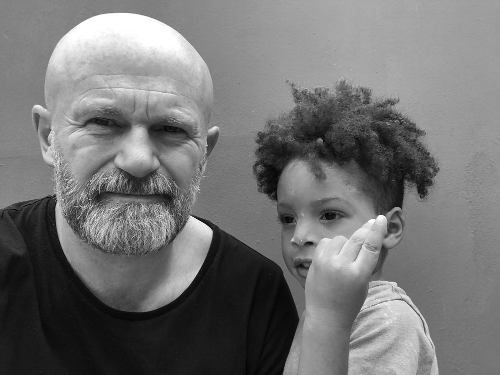 life coach Eddy Smits next to happy child