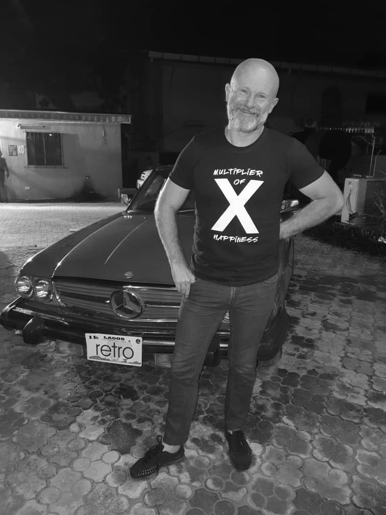 life coach Eddy Smits smiling next to a car