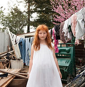 Fille dans la cour