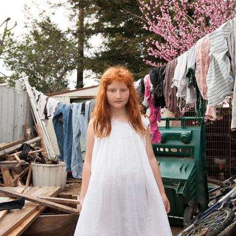 bazar vêtements éparpillés