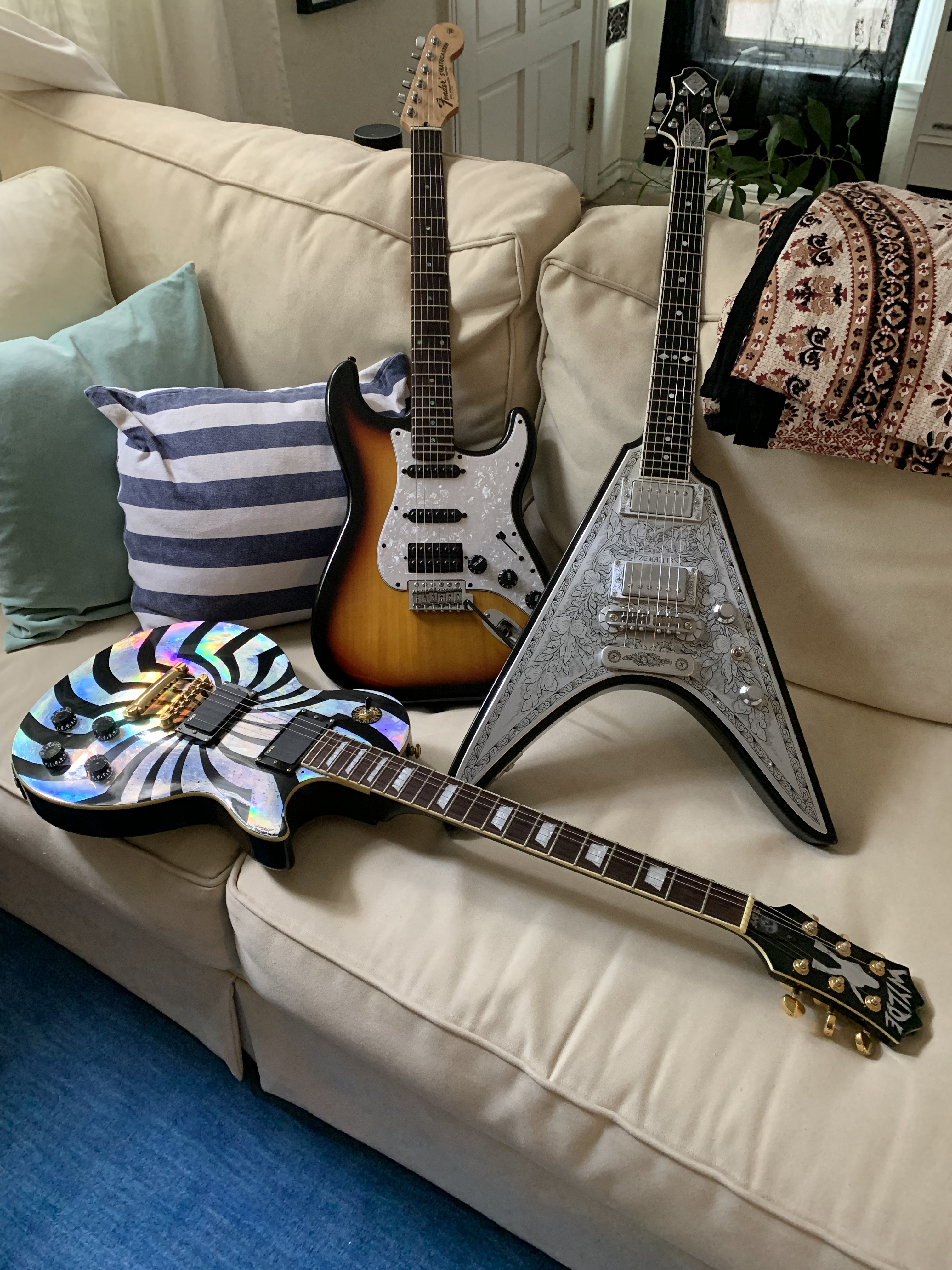 Zemaitis Flying V - このギター、詳しい人いる？ : r/guitars
