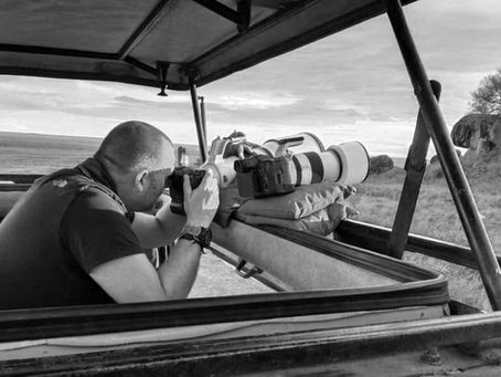 Johan Siggesson photographing wildlife in Serengeti