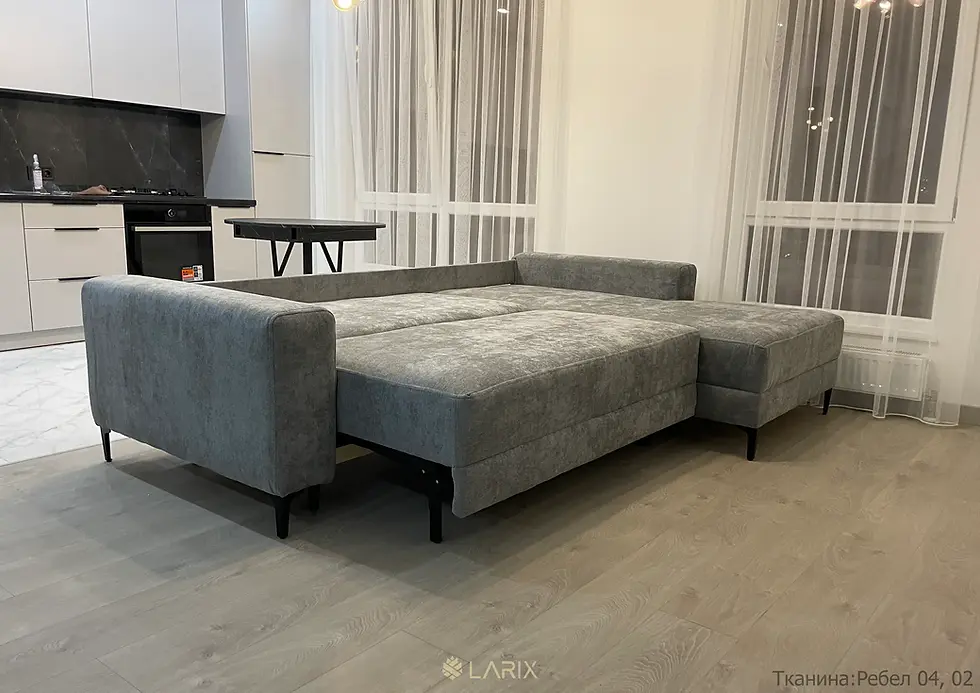 Розкладний кутовий диван Синевир на металевих ніжках в тканині рогожка Rebel 04 сірого кольору з чорними подушками, елегантний вибір для сучасного інтер’єру.