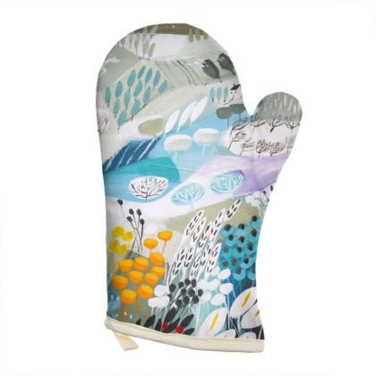 oven-glove-in-natalie-rymer-snowy-hill-design_0.jpeg