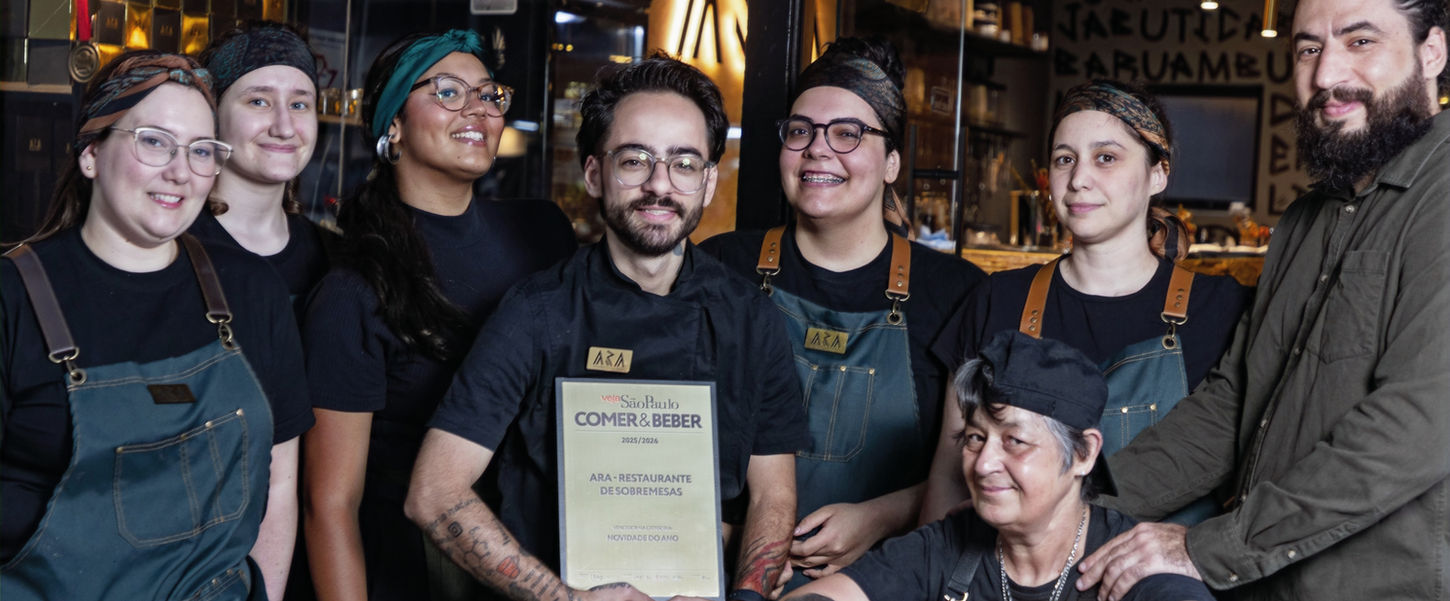 A equipe do ARA Restaurante de Sobremesas segurando o prêmio de Novidade do Ano, eleito pela revista Veja Comer e Beber ano 2025/2026.