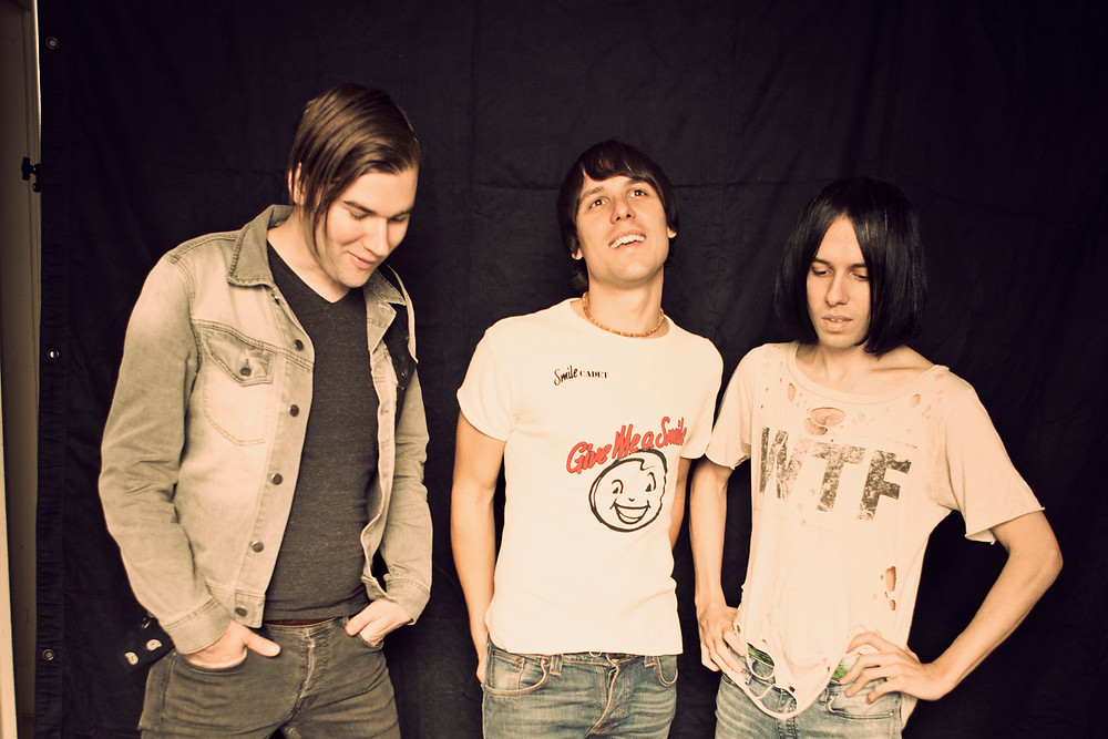 https://www.redlightmanagement.com/artists/the-cribs/