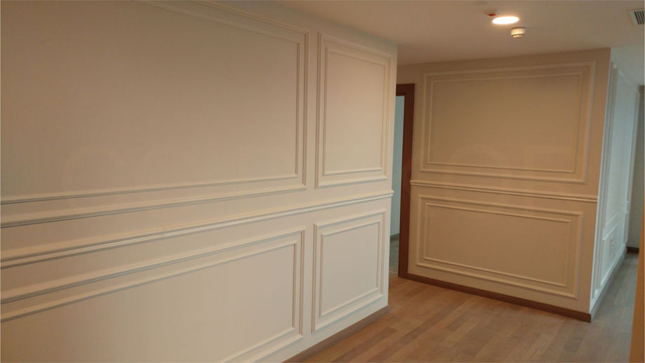 Beyaz duvar çıtaları ile dekore edilmiş zarif iç mekan, cc dekor.