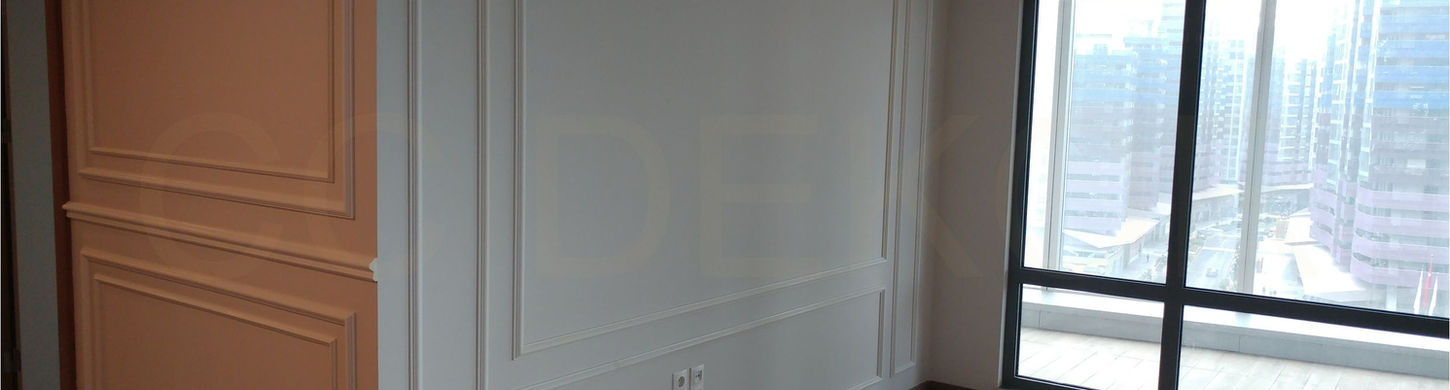 Beyaz çıtalı duvar panelleri, modern iç dekorasyon, geniş pencere cc dekor.