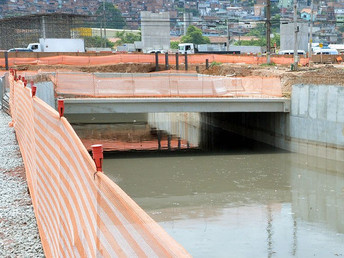 Rios canalizados escondem problema da falta de saneamento em São Paulo