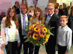 Sabine Welte-Hauff, nouveau maire d'Aspach, sa famille et Hans-Jörg Weinbrenner, l'ancien maire