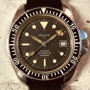 Montre de plongée REGLEX ancienne marque ROLEX
montre horlogerie montrevintage pendule marinenationale armeedelair aviation militarywatches hautehorlogerie madeinfrance patrimoine brestamville finistere bijoux cadeau watch style
Atelier horloger situé à Brest. Cet artisan met à votre disposition son savoir-faire pour tout type de réparation, entretien, création, expertise de montres, pendules et instruments scientifiques. Il met en vente des objets de décoration et des idées de cadeaux. Vitrine en ligne. Pour toute information : contact@montresam.fr