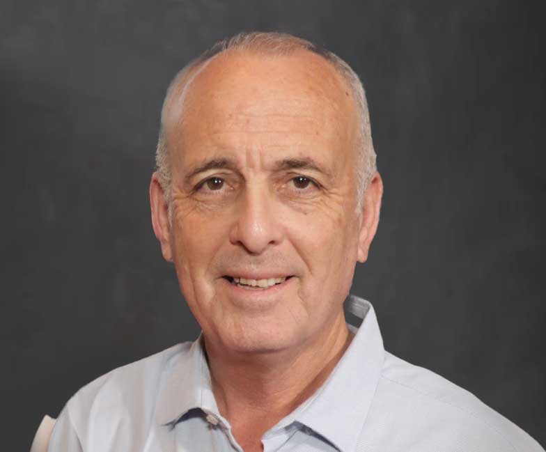 תמונת דיוקן של גבר מבוגר לבוש חולצה כחולה בהירה