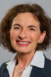 20250130_AK_Portraits_Rot_Katarina_0862_Bewerbungsfoto small 2.jpg