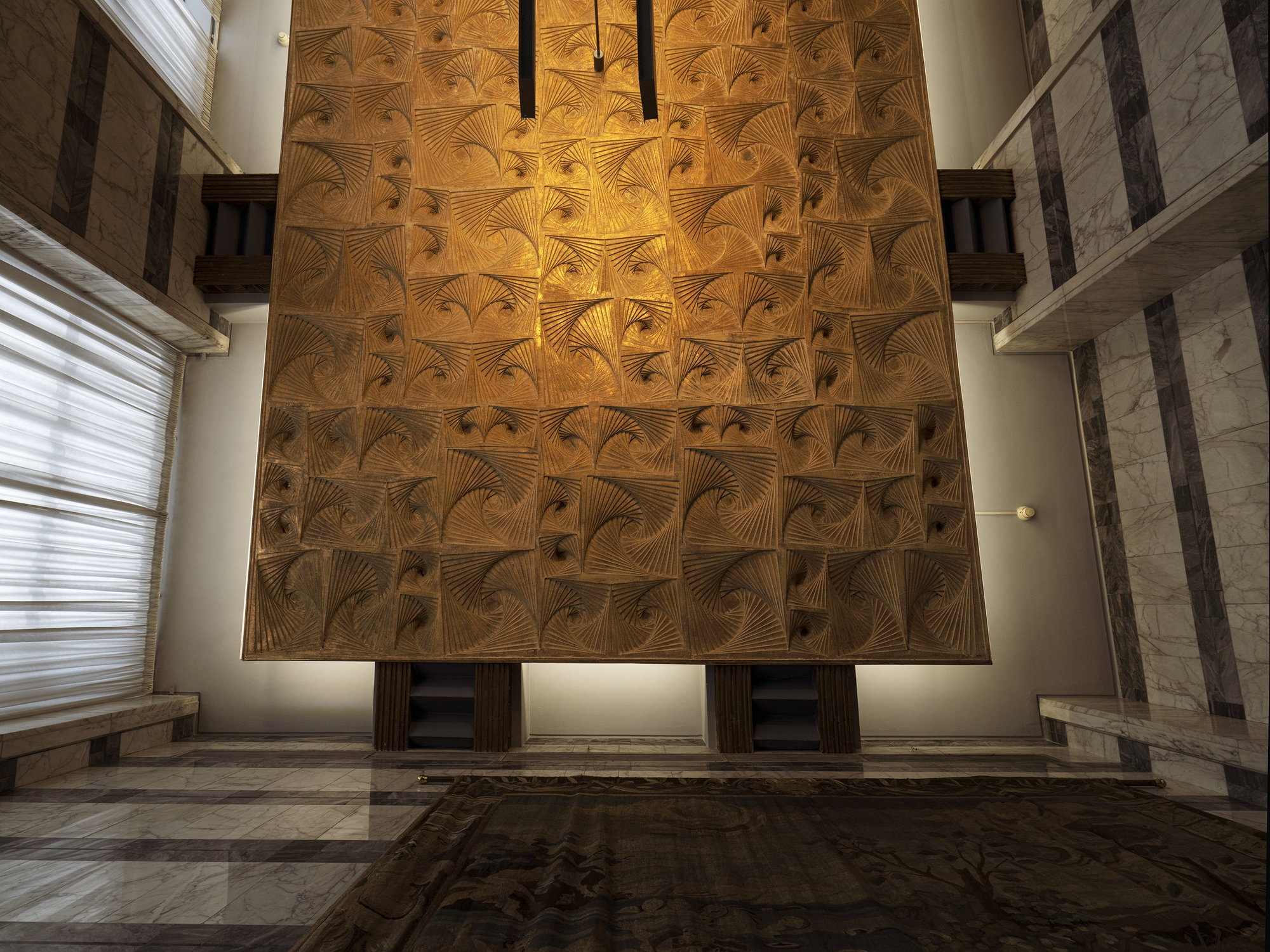 Fotografía de Begoña Zubero: relieve dorado en una sala de mármol