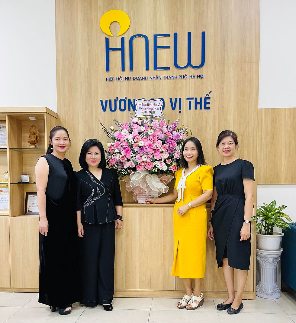 Những Nữ doanh nhân HNEW rạng rỡ bên lẵng hoa chúc mừng của Hội LHPN Hà Nội