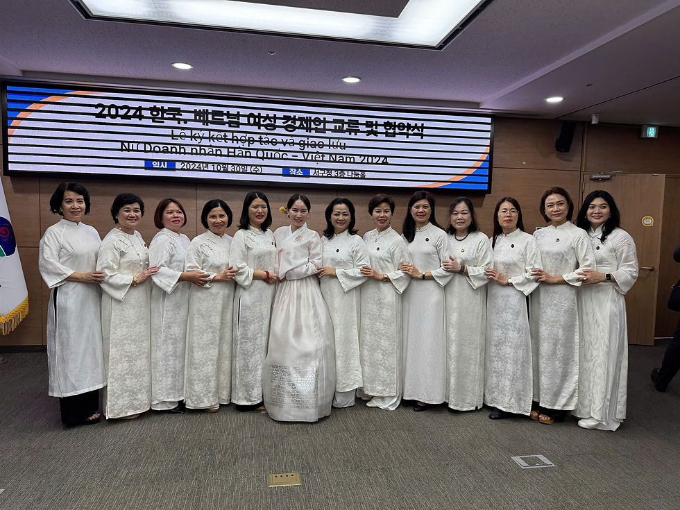 Đoàn HNEW trong trang phục áo dài truyền thống tại sự kiện Kết nối giao thương Việt Nam - Hàn Quốc 2024