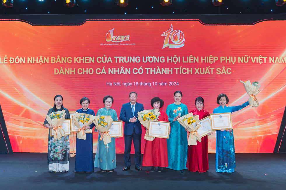 Các Chị trong Ban Chấp hành VAWE vinh dự nhận Bằng khen của TW Hội LHPN Việt Nam