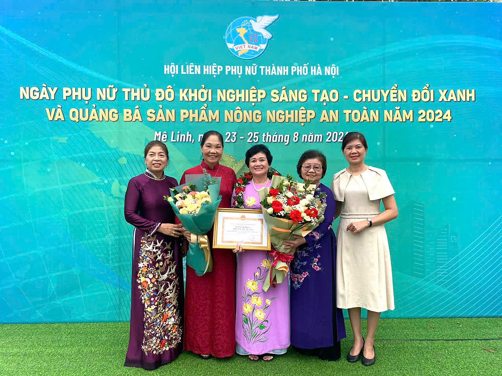 Tổng Thư ký HNEW Nguyễn Thanh Nga chúc mừng Chị Hà Thị Vinh và Chị Ngô Thị Tính
