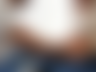 Un futur papa pose tendrement ses mains sur le ventre arrondi de sa compagne enceinte, dans un moment de complicité et de préparation à la parentalité.