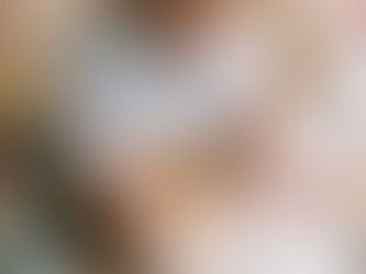 Jeune enfant jouant calmement avec des jouets en bois éducatifs au sol, illustrant le besoin d’accompagnement bienveillant et éducatif des marques de la petite enfance.