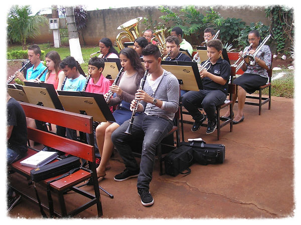 Resgate playing music