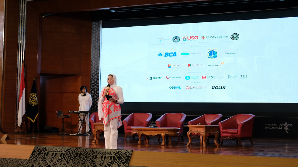 MC di depan layar menunjukan logo-logo sponsor acara