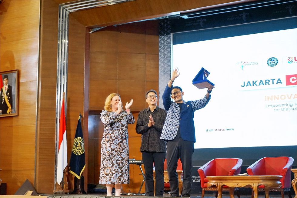 Foto penyerahan token of appreciation
