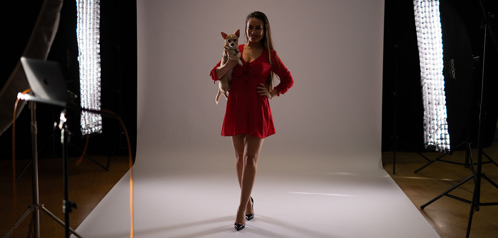 Model im rotem Kleid mit Hund in Portrait Pose im Studio