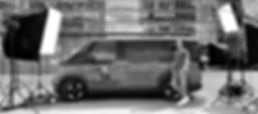 Studio Bus von Michael Wenzel mit Beleuchtung vor einem Bürogebäude