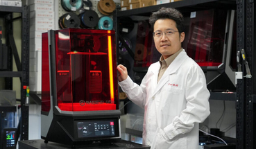 Dr. Haoran Yu, da equipe de Otorrinolaringologia do Zhongshan Hospital, Universidade Fudan, com a impressora 3D Raise3D DF2+.