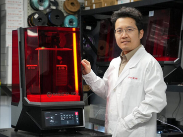 Dr. Haoran Yu, da equipe de Otorrinolaringologia do Zhongshan Hospital, Universidade Fudan, com a impressora 3D Raise3D DF2+.