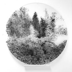 Peinture sur verre de Sophie Dupré exposée à la galerie d'art La Villa Balthazar à Valence en 2023