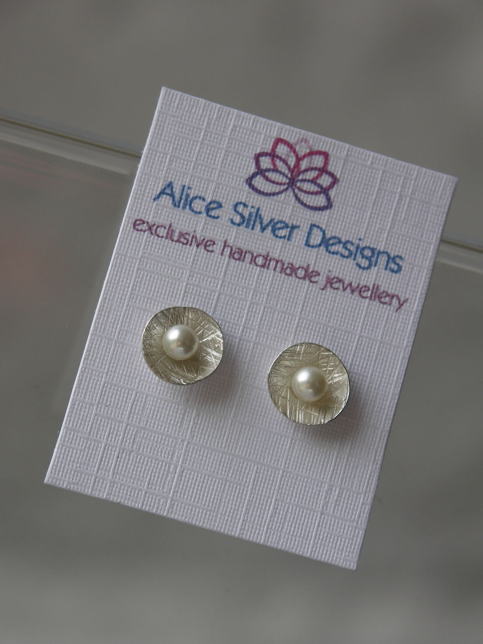 Thumbnail: Getextureerde ronde stekers met Swarovski® parels