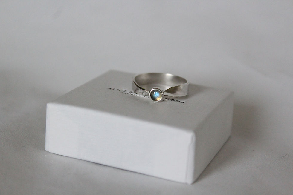 Sterling zilveren ring met twist, gezet met labradoriet