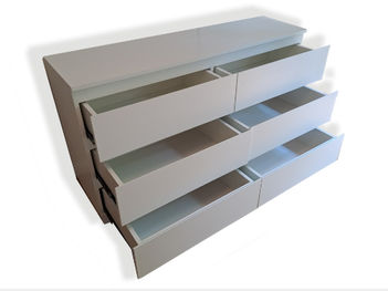 Cómoda laqueada con cajones con correderas telescópicas, producto a medida