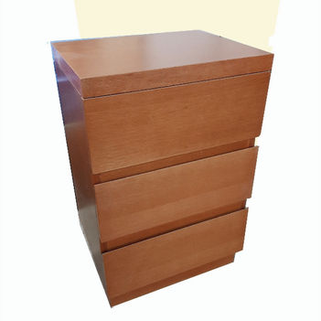 mesa de luz madera lustrada con tres cajones con correderas telescópicas, producto a medida