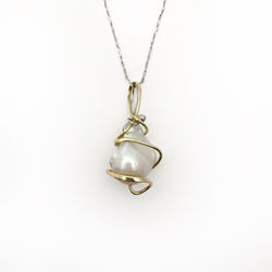 Baroque pearl pendant
