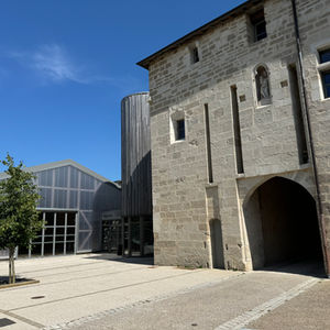 Le parvis reliant la tour médiévale et la halle du Fardier