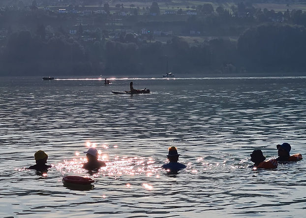 Beim schönen Wetter überqueren wir den See