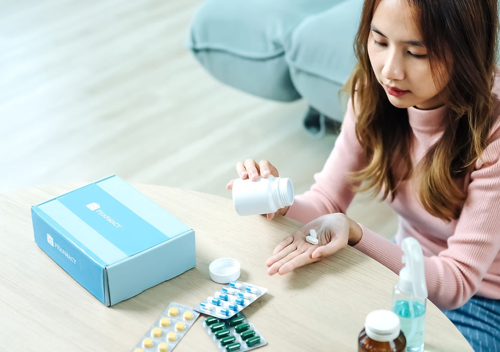 Seorang wanita sedang minum obat