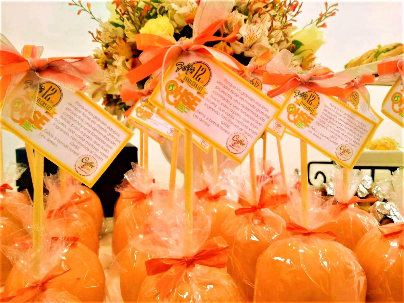 Manzanas bañadas en chocolate (color de la empresa)