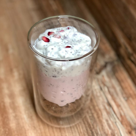 RECEPT Raňajky - Proteínový jogurt s granátovým jablkom