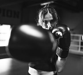 boxertraining-der-jungen-frau-der-turnhalle (1).jpg